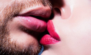 Şehvetli, tutkulu, öpüşen dudaklar. Bir çift ağız öpücüğü. Şehvetli kadın ve erkek öpüşmesi. Sevgililer öpüşüyor. Seksi çiftler portresi. Aşık seksi çift öpücüğü. Sevgililer öpüşüyor. Şefkatli çift