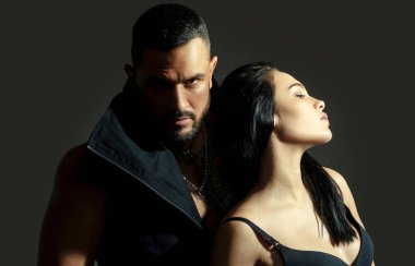 Şehvetli kadın ve erkek kucaklaşması. Sevgililer sarılıyor. Seksi çiftler portresi. Aşık seksi bir çift. Sevgililer sarılıyor. Şefkatli bir çift. Birkaç şehvetli dokunuş. Onunla ilgili her şeyi seviyorum.