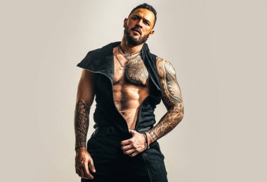 Kaslı erkek vücudu. Seksi çıplak erkek gövdesi. Kaslı vücutlu güçlü bir adam. Seksi erkek çıplak gövde. Gömleksiz atletik kaslı seksi adam. Güçlü insanlar. Kaslı adam karın kası gösteriyor.