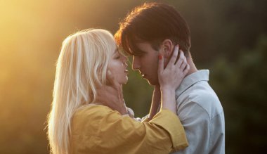 Şehvetli aşıklar gün batımında sarılıp öpüşüyorlar. Şehvetli kadın ve erkek kucaklaşması. Sevgililer sarılıyor. Seksi çiftler portresi. Aşık seksi bir çift. Sevgililer sarılıyor. Şefkatli bir çift. Birkaç şehvetli dokunuş