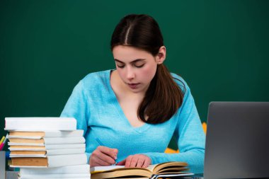 Sınıftaki öğrenci kız. Üniversitedeki bilgi. Lisedeki liseli kız. Üniversite öğrencisi, üniversite sınıfında öğreniyor. Eğitim konsepti. Üniversitede ders ve ödev