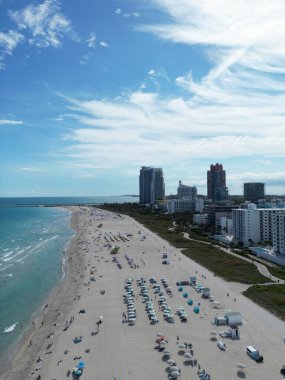 Ufuk çizgisi olan Miami Plajı hava manzarası. Miami yukarıdan. Miamis 'in ünlü simgeleri. Gökdelenleri olan South Pointe plajı. Miami şehri panoraması. Miami sahilinde yaz tatili