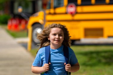 Okul otobüsü dışarıda çocuk öğrenciyi bekliyor. Sırt çantası ve okula gidecek kitapları olan bir çocuk. Devlet okuluna kadar yürüdüm. Amerikan okulunda eğitim, öğrenme ve bilgi kavramı