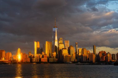 New York 'ta. Gökdelenleri olan New York şehri. New York City siluetinin panoramik görüntüsü. Manhattan silueti. New York ve Hudson Nehri. New York şehir merkezi. New York gökdelenleri. NYC 'nin iş bölgesi.
