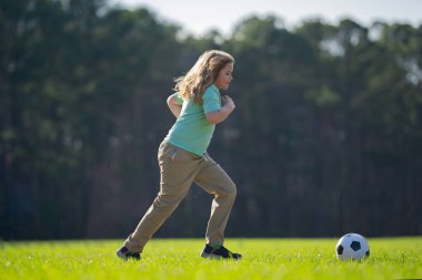 Spor çocuğu futbol oynuyor. Bir çocuk futbol topunu tekmeliyor. Çocuklar spor yapar. Çocuk futbolcu kaleye doğru koşar. Çocuk futbol topunu tekmeliyor. Sportif bir çocuk futboldan hoşlanır. Çocuk çocuk eğitim sporu