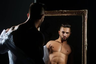 Mükemmel kaslı çıplak vücudu olan yakışıklı seksi bir adam. Gömleksiz, seksi, kaslı erkek model. Güçlü vücutlu kaslı yakışıklı adam. Seksi spor kaslı adam. Çıplak gövdeli seksi adam, kaslı adam.