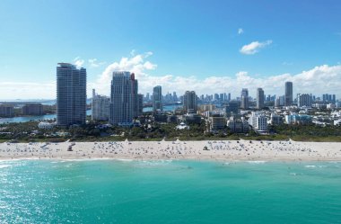 Miami Beach silueti. Miami yukarıdan. Miamis 'in ünlü simgeleri. Gökdelenleri olan South Pointe plajı. Miami şehri panoraması. Miami ufuk çizgisi ve okyanus. Güney Florida. Canlı Güney Sahili