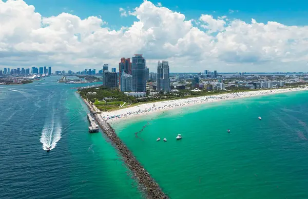 Güney Miami Sahili 'nin en iyi manzarası. Miami 'nin ünlü sahil şeridinin insansız hava aracı görüntüsü. Gökdelenleri olan Miami Beach gökdelenleri. Yazın Miami Sahili 'nin havadan görünüşü. Gökdelenli Miami Sahili