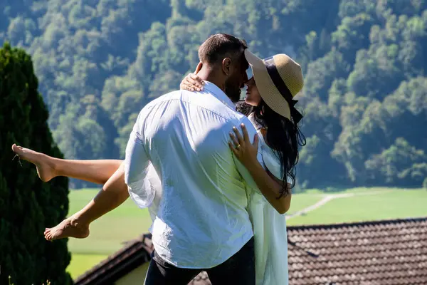 Şehvetli çift dışarıda eğlenmeyi severdi. Seksi şehvetli çift doğada sarıldılar. Açık havada aşık olan şehvetli bir çift. Romantik bir öpücük. Seksi çift doğayı öpüyor. Şehvetli Öpüşen Çiftler