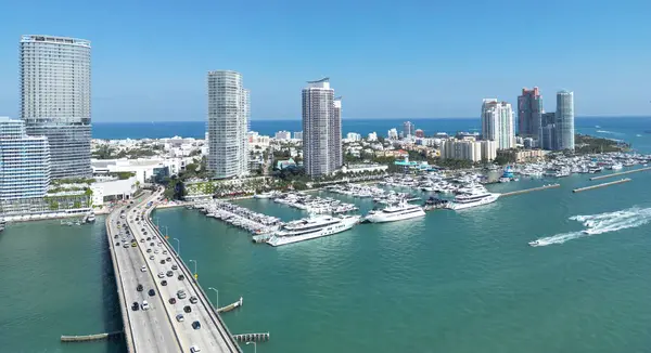 Mavi gökyüzünde Miami Plajı. Skyline hava görüntüsü. Miami şehri. Tropik Miami manzarası. Miami bölgesi gökyüzü manzarası. Meşhur okyanus kıyısında. Panoramik kıyı şeridi. Güney sahili manzarası. Yaz tatili titreşimleri