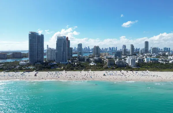 Miami Beach silueti. Miami yukarıdan. Miamis 'in ünlü simgeleri. Gökdelenleri olan South Pointe plajı. Miami şehri panoraması. Miami ufuk çizgisi ve okyanus. Güney Florida. Canlı Güney Sahili