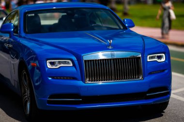 3 Nisan 2025. Miami mi? Rolls Royce lüks araba. Sokaktaki hayalet Rolls Royce. Özel lüks otomobil. Rolls Royce V12 motoru. Süper araba sürüşü. Klasik Rolls Royce araba tasarımı.