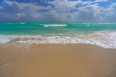 Turkuaz deniz kıyısı gölü. Güneşli sahil kıyısı. Huzurlu deniz sahili kaçışı. Dalgalı hareket. Manzaralı deniz manzarası