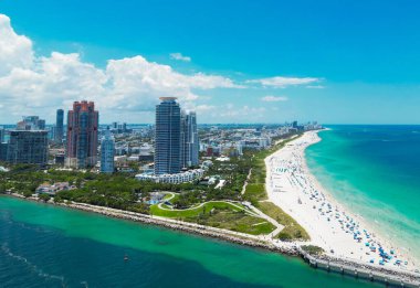 Lüks gökdelenleri ve okyanusları olan Miami şehri. Miamis 'in ünlü sahil şeridinin panoramik drone görüntüsü. Yukarıdan Miami Sahili. Miami silueti tepeden. Miami, Florida 'nın havadan manzarası