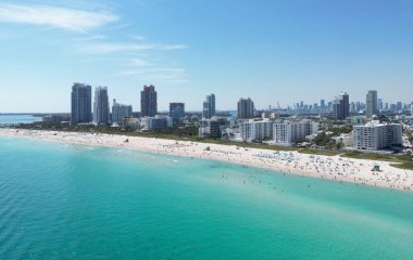 Ufuk çizgisi olan Miami Plajı hava manzarası. Miami yukarıdan. Miamis 'in ünlü simgeleri. Gökdelenleri olan South Pointe plajı. Miami şehri panoraması. Mavi gökyüzü ile Miami Sahili 'nin ufuk çizgisi