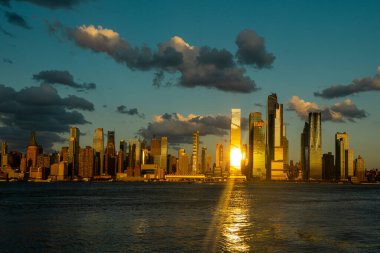 New York şehri. New York şehir manzarası. New York 'ta Manhattan ve WTC' de. Manhattan 'ın gökdelenleri New York körfezinin dalgalı sularının yakınında. New York gökdelenleri. Brooklyn bölgesi. New York Şehri