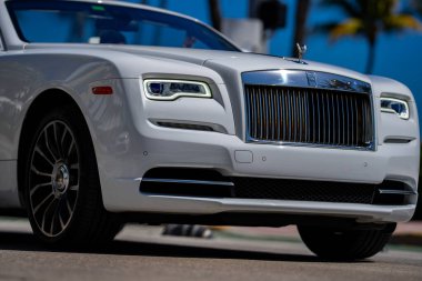 3 Nisan 2025. Miami mi? Rolls Royce lüks araba yolda. Sokaktaki hayalet Rolls Royce. Özel lüks otomobil. Rolls Royce V12 motoru. Süper araba sürüşü. Klasik Rolls Royce araba tasarımı.