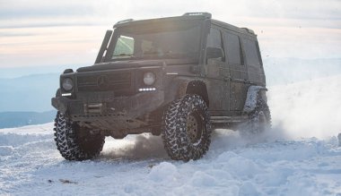 01.02.2021, Karpatlar. Off-road sezonu. 4x4 ile kışın off-road seferi. Kış doğasında zorlu bir off-road gezisi. Off-road arabalı dağ yolu. Karlı yolda macera gezisi