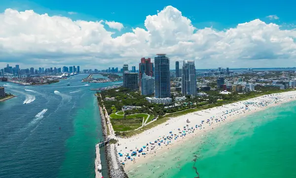 Turkuaz suları olan Miami Plajı 'nın havadan görünüşü. Miami siluetinin insansız hava aracı görüntüsü. Güney Miami Sahili 'nin en iyi manzarası. Lüks gökdelenleri ve okyanusları olan Miami şehri. Miamis 'in ünlü sahil şeridi manzarası