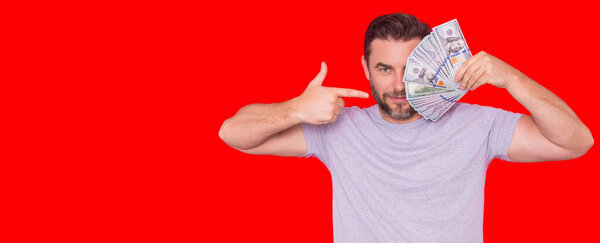Американец с деньгами. Банкноты по доллару. Портрет человека, держащего банкноты с деньгами. Долларовые счета, кредит, интернет-банкинг. Богач указывает на долларовые купюры