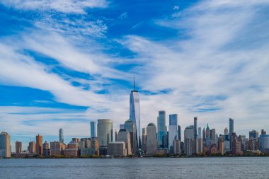 New York City bulutlu silueti. New York gökdelenleri. - Manhattan. New York 'un bulutlu manzarası. New York şehir merkezindeki binalar. Bulutların üstünde New York silueti. New York liman manzarası. Manhattan 'daki gökdelenler. NYC şehir merkezi