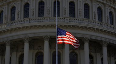 Birleşik Devletler bayrağı Kongre Binası 'nın üzerinde dalgalanıyor. Bayraklı hükümet binaları. Kongre Binası, Amerikan bayrağının yanında. Kongre. Amerikan bayrağı dalgalanıyor. Washington, DC 'deki Capitol Hill.