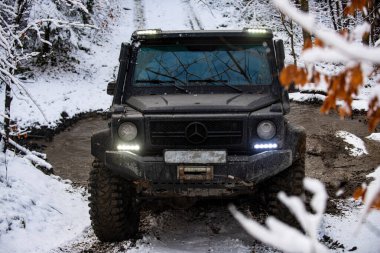 04 numara. - 30. 2025, Karpatlar. Off-road SUV sürücüsü çamurda sürükleniyor. Toprakta off road. Dağlar ve off-road için patikalar. Aşırı off-road sürüşü. 4x4 araçlı bir cip. Offroad gezisi