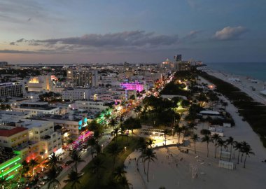 Miami şehir merkezinin gece lambasında manzarası. Güney Sahili 'ndeki tropik cennet. Miami 'de gece yarısı ışıkları. Miami ufuk çizgisinin rıhtım manzarası. Gün doğumunda Miami 'nin hava görüntüsü. Neon Art Deco. Okyanus yolculuğu