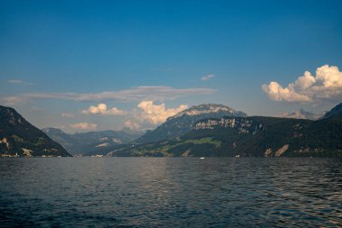 Alp dağları ve İsviçre 'deki gibi. İsviçre 'de Alpler doğası. İsviçre Alpleri. İsviçre 'nin doğası gereği panoramik. İsviçre göllerinin doğası. İsviçre manzarası. Doğa arkaplanı