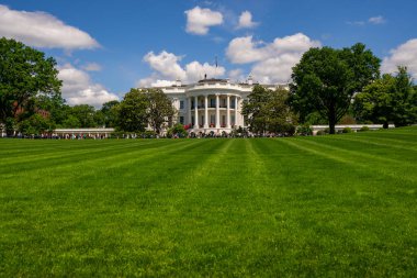 Washington 'daki Beyaz Saray. Amerikan başkanlarının evi. İkonik Beyaz Saray binası. Federal hükümet. Beyaz Saray ve Amerikan bayrağı. Tarihi Beyaz Saray mimarisi