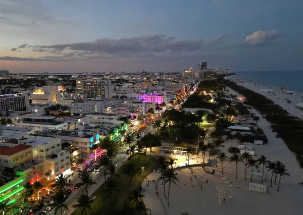 Miami şehir merkezinin gece lambasında manzarası. Güney Sahili 'ndeki tropik cennet. Miami 'de gece yarısı ışıkları. Miami ufuk çizgisinin rıhtım manzarası. Gün doğumunda Miami 'nin hava görüntüsü. Neon Art Deco. Okyanus yolculuğu