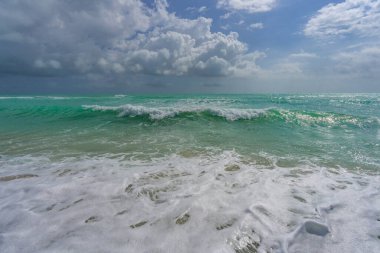 Sakin dalga hareketi. Yaz deniz meltemi. Deniz doğası arka planı. Huzurlu bir tatil yeri. Rüya gibi okyanus ufku. Sahil cenneti duvar kağıdı. Deniz köpüğü dalgaları. Manzaralı tropikal seyahat