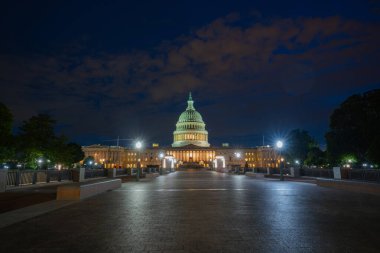 Washington, DC ABD 'nin başkentidir. Washington DC 'deki eyalet başkenti binaları. Washington 'daki Kongre. Amerikan bayrağı dalgalanıyor. Washington, DC 'deki Capitol Hill.