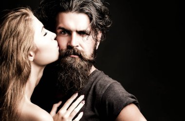 Şehvetli çift dudaklarını öpüyor. Aşıkların seksi öpücüğü. Aşık seksi bir çift. Şehvetli çift yüz yüze. Bir çift aşık sarılıyor