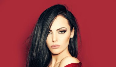 Güzellik kraliçesi portresi. Kadın yüzü. Bayan portresi. Şehvetli kadın vesikalığı. Güzel kız. Moda mankeni kadın. Cilt, dudaklar, kirpiklere karşı maskara suratı. Mükemmel kadın.