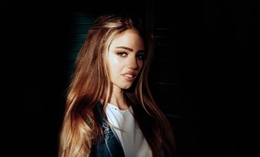 Genç güzel bir kadının yakın plan portresi. Şehvetli ve güzel bir modelin portresi. Güzel kadın. Zarif, şehvetli, güzel bir kadın yüzü. Seksi bir bayan. Güzel kadın yüzü. Şehvetli genç kız portresi