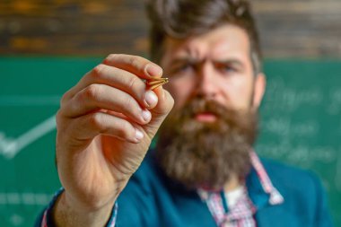 Öğretmen sınıfta matematiği açıklıyor. Profesör, matematik dersinde. Öğretmen matematik formülü yazıyor. Sakallı öğretmen. Profesör sınıfta ders veriyor. Öğretmen matematiği açıklıyor. Öğretmenler Günü