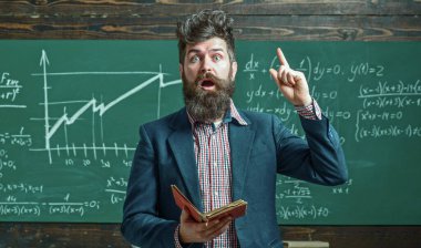 Öğretmen matematiği açıklıyor. Profesör, matematik dersinde. Formüle yakın bir yerde. Komik öğretmen. Profesör ders veriyor. Öğretmen matematiği açıklıyor. Öğretmenler günü. Bilgi ve eğitim