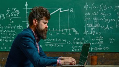 Öğretmen matematiği açıklıyor. Profesör, matematik dersinde. Formüle yakın bir yerde. Komik öğretmen. Profesör ders veriyor. Öğretmen matematiği açıklıyor. Öğretmenler günü. Bilgi ve eğitim