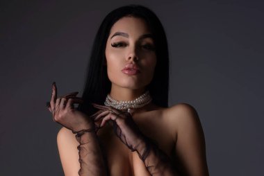 Genç şehvetli bir kadının yakın plan portresi. Şehvetli ve güzel bir modelin portresi. Güzel kadın. Şık, şehvetli bir kadın yüzü. Genç seksi bayan. Doğanın kadın yüzü. Şehvetli genç kız portresi