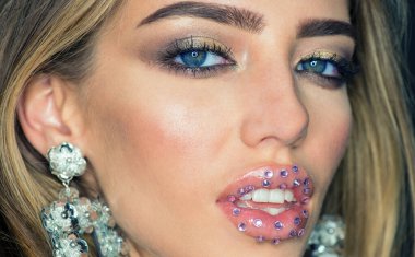 Rujlu dudaklar. Ağız doğal rujla yakın plan çekimde. Şehvetli cazibeli dudaklar. Parlak dudaklar. Doğal güzellik. Parlak dudaklar. Makro şehvetli dudak. Güzel kadın ağzı.