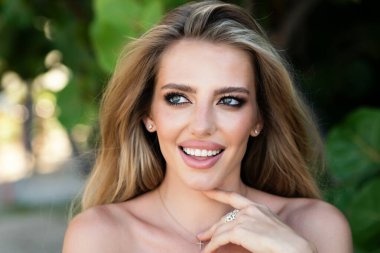 Genç güzel bir kadının yakın plan portresi. Şehvetli ve güzel bir modelin portresi. Güzel kadın. Zarif, şehvetli, güzel bir kadın yüzü. Seksi bir bayan. Güzel kadın yüzü. Şehvetli genç modelin portresi