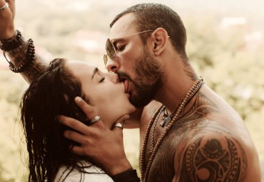 Aşk ve flört. Kaslı bir adam ve zayıf, genç bir bayanın öpüşmesi. Şehvetli kadın ve erkek öpüşüyor. Seksi çiftler portresi. Öpüşen seksi çift. Sevgililer öpüşüyor. Şefkatli bir çift. Birkaç şehvetli dokunuş