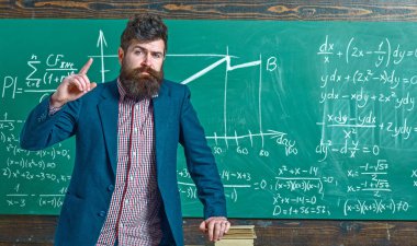 Öğretmen sınıfta matematiği açıklıyor. Profesör, matematik dersinde. Üniversite profesörü matematik formülü yazıyor. Sakallı öğretmen. Profesör sınıfta ders veriyor. Profesör matematiği açıklıyor