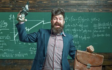 Öğretmen tahtada matematiği açıklıyor. Profesör karatahtayla sınıfta. Üniversite profesörü matematik formülü yazıyor. Sakallı öğretmen. Profesör sınıfta ders veriyor. Profesör matematiği açıklıyor