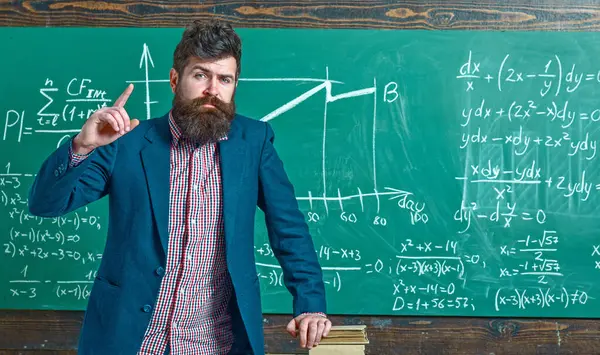 Öğretmen sınıfta matematiği açıklıyor. Profesör, matematik dersinde. Üniversite profesörü matematik formülü yazıyor. Sakallı öğretmen. Profesör sınıfta ders veriyor. Profesör matematiği açıklıyor