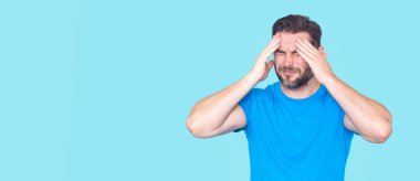 Endişeli ve endişeli bir adam. Endişeli Adam zihinsel sağlık sorunları, endişe, hayal kırıklığı ve duygusal stres yaşıyor. Stres hisseden endişeli bir adam. Endişeli ifade