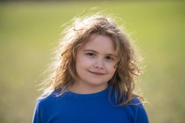 Çocuk hayalleri. Sarışın çocuk barışçıl düşünüyor. Küçük hayalperest. Çocuk hayal etme konsepti. Açık hava çocuk portresi. Hayalci çocuk suratı. Çocukların rüya gibi ifadesi. Çocuklar ilham kaynağıyla yüzleşir. Sarışın çocuklar.