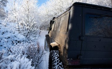 01.02.2021, Karpatlar. Karlı dağlarda arazi aracı. 4x4 jipli bir kış seferi. Kış doğasında zorlu bir off-road gezisi. Off-road arabalı dağ yolu. Karlı yolda macera gezisi