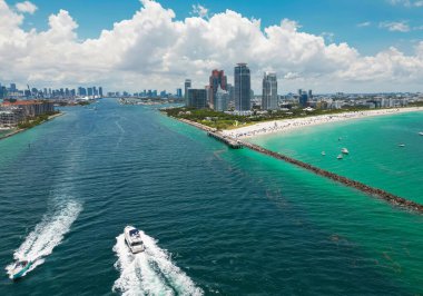 Turkuaz suları olan Miami Plajı 'nın havadan görünüşü. Miami siluetinin insansız hava aracı görüntüsü. Güney Miami Sahili 'nin en iyi manzarası. Lüks gökdelenleri ve okyanusları olan Miami şehri. Miamis 'in ünlü sahil şeridi manzarası